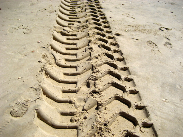 Odtlačok terénnych pneumatík v piesku.jpg