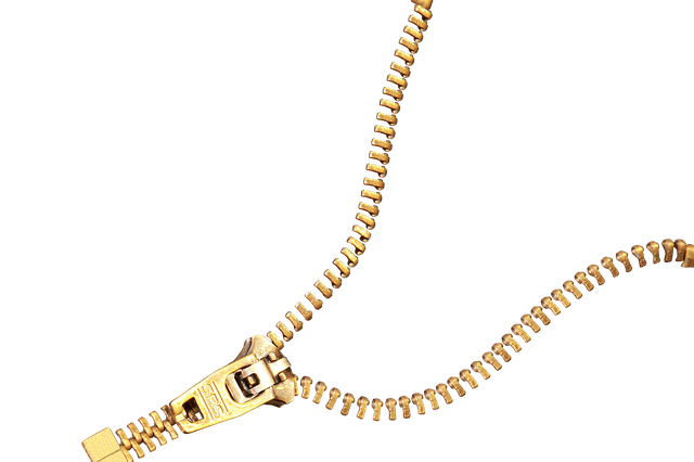 Detail na zlatý rozpnutý zips na bielom podklade.png